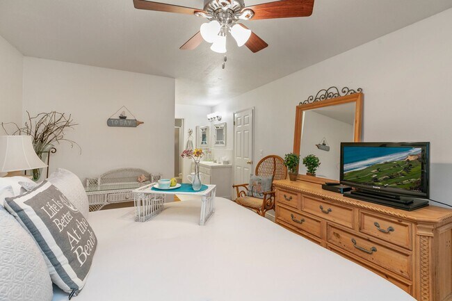 Building Photo - short term rental in the loop