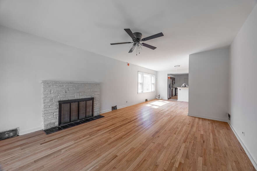 Building Photo - 1749 E 71st Pl