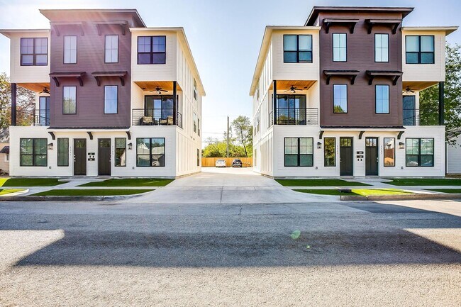 Building Photo - 2323 Benbrook Blvd