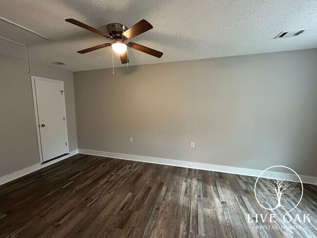 Building Photo - 904 Willowbrook Dr