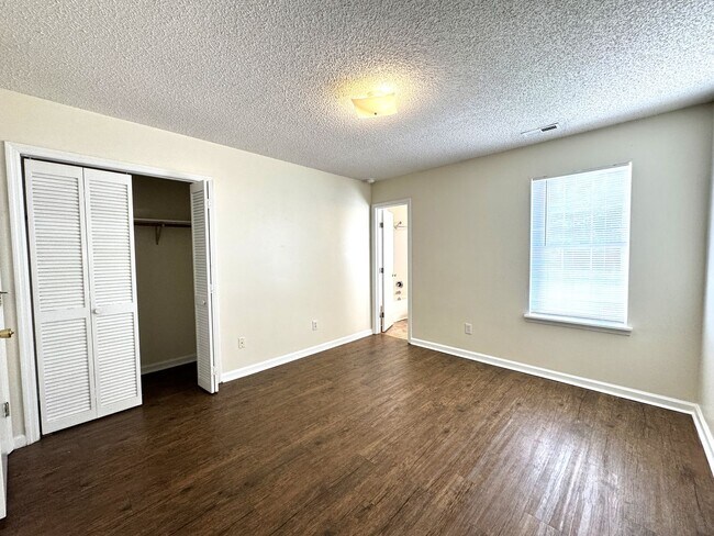 Building Photo - Adorable Duplex- Fenced Yard!