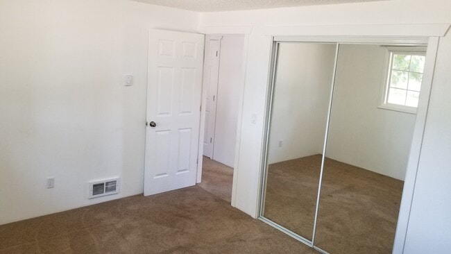 Building Photo - Cozy 2 Bed, 1 Bath duplex with large yard - Won't Last Long!