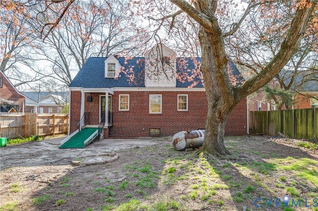 Building Photo - 1004 W 49th St