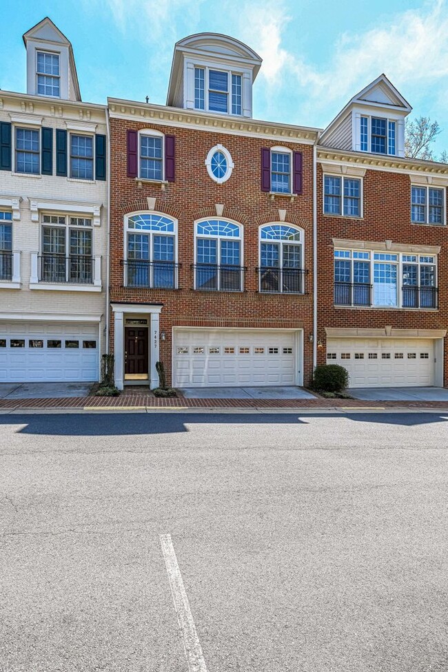 Building Photo - Beautiful 4 Level, 2 Garage, Mclean/Tysons...