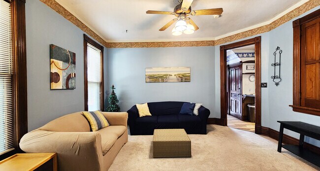 Living room - 2706-1B Buffalo Rd