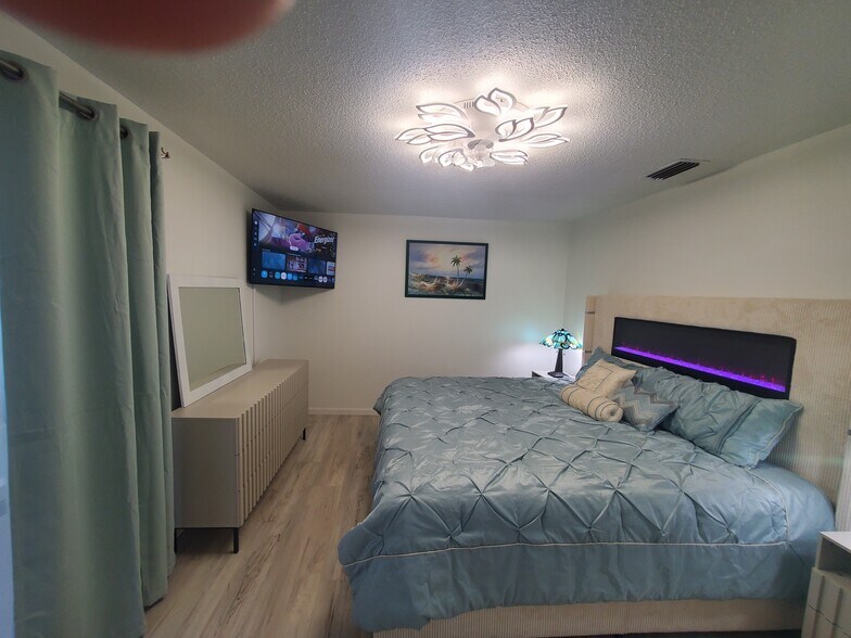 Building Photo - 279 S Brevard Ave