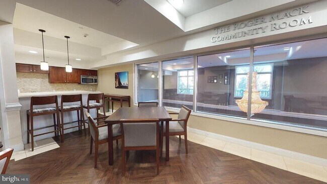 Building Photo - 527 Carson Terrace