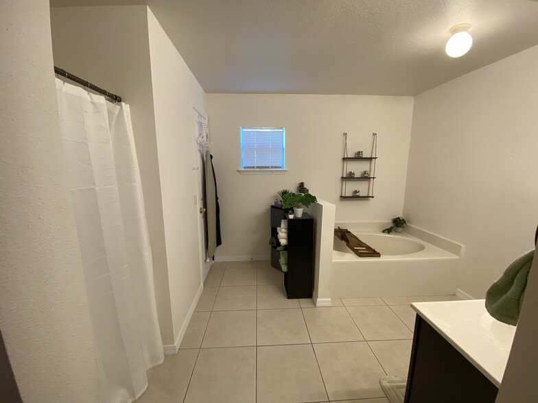 Building Photo - 4600 Tarrega St