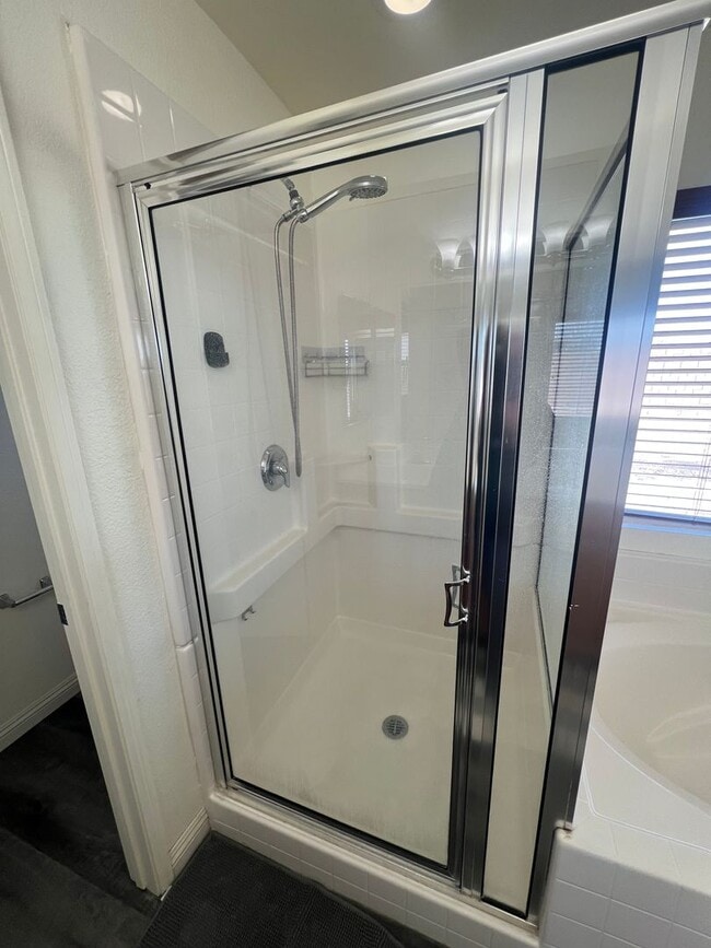 Building Photo - Spacious 4-Bedroom Home in Desirable Apple Valley Neighborhood