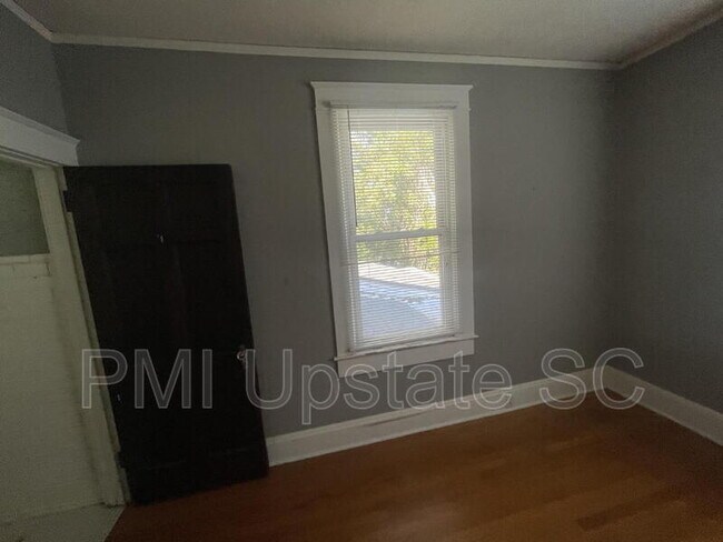 Building Photo - 181 N Fairview Ave