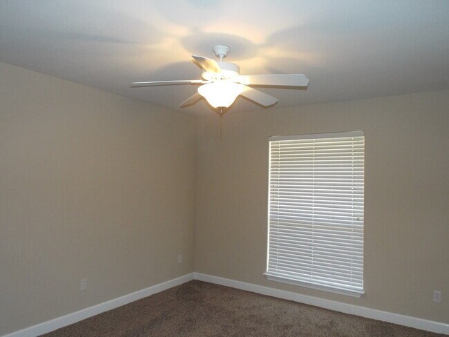 Building Photo - Spacious Pace Home with Office, Fireplace ...
