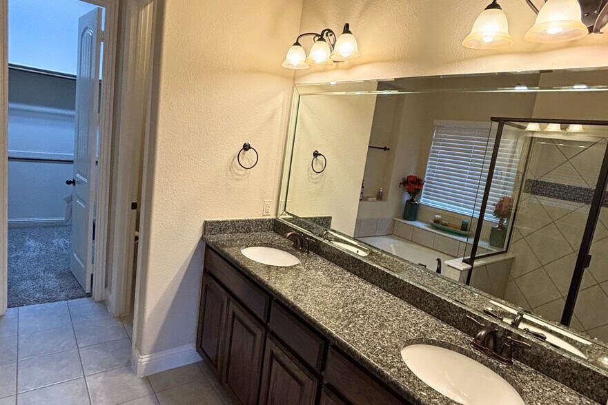 Building Photo - 5547 Lightfoot Ln