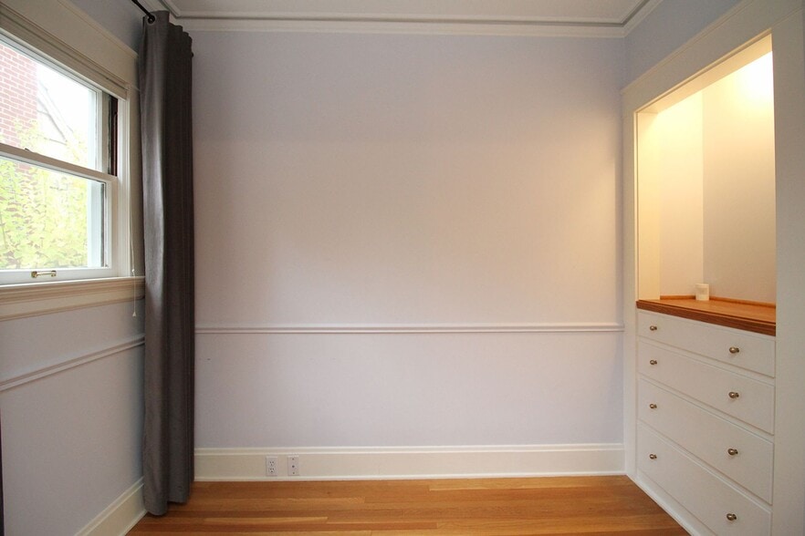 Building Photo - 816 NE Laurelhurst Pl