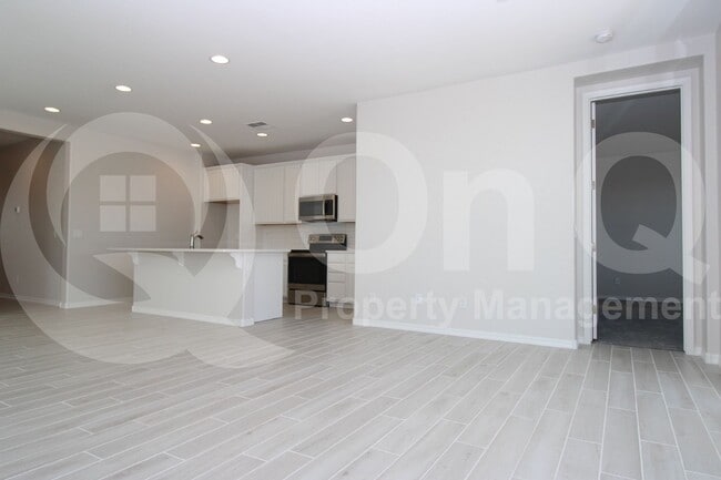 Primary Photo - 1033 W Shannons Way