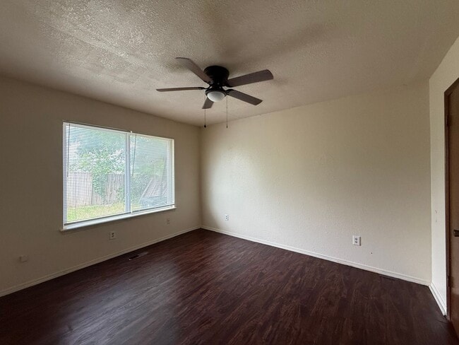 Building Photo - A 3 bed, 2 bath Duplex in Broken Arrow