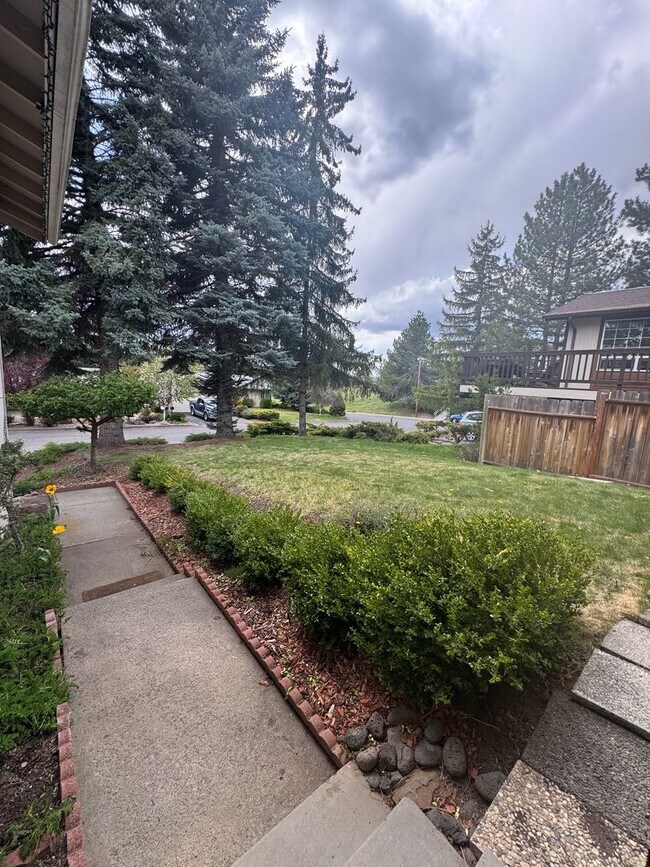 Building Photo - 3 bed 2 bath house with 2 car garage in great area!