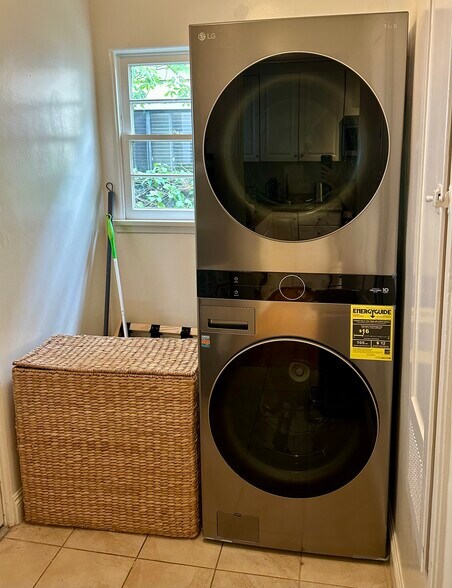 Washer / Dryer - 904 Victoria Ave