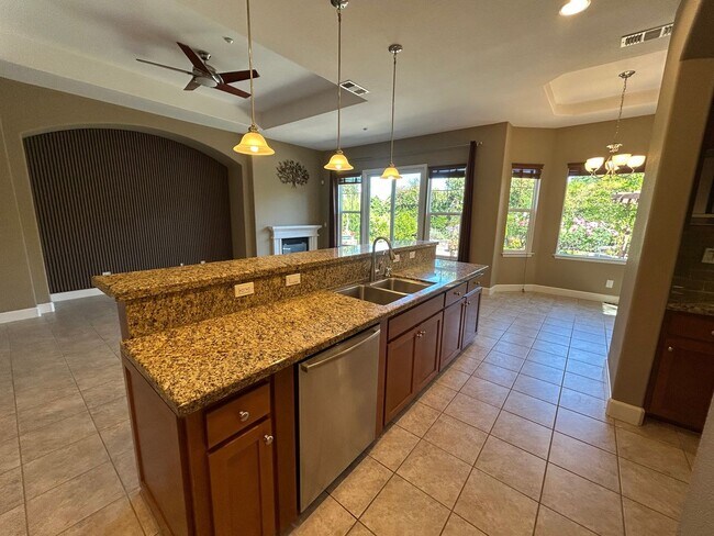 Building Photo - Luxurious and Spacious 5 Bedroom in Gilroy