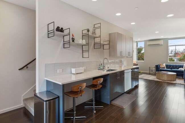 Building Photo - 4Bd/3Ba Seattle Townhome