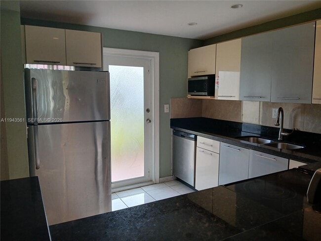 Building Photo - 5950 Del Lago Cir