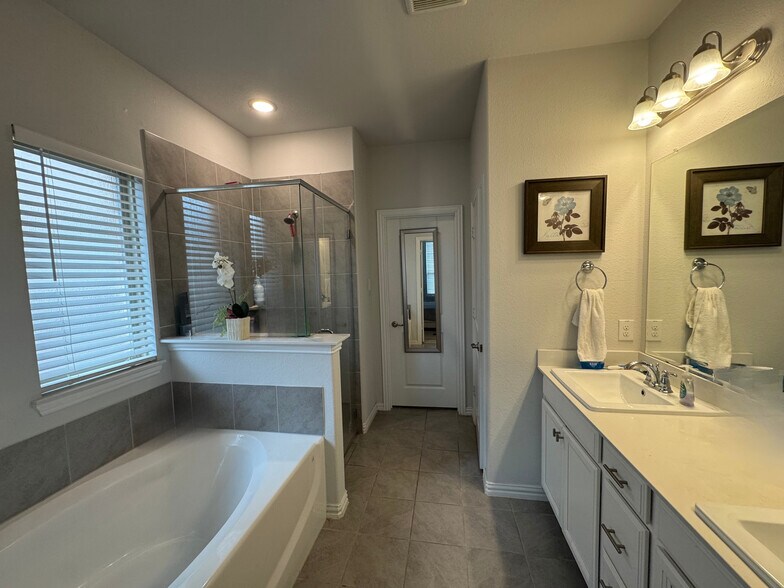 Building Photo - 4100 Smokey Hill Ct