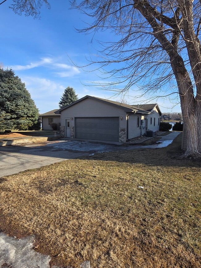 Building Photo - Home on the Lake