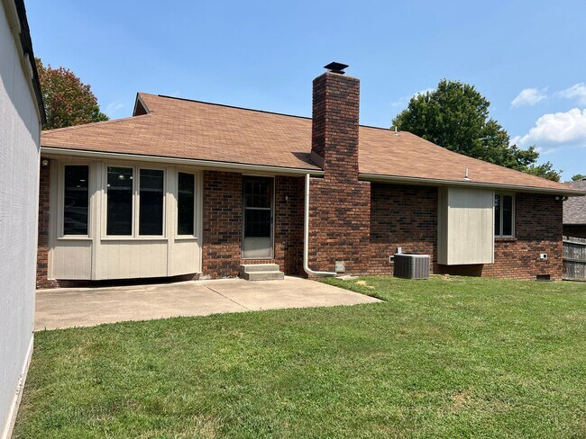 Building Photo - 3 Bed / 2 Bath in south Central Springfield