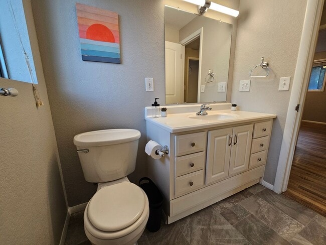 Building Photo - Fully Furnished Mid Century Charmer- month to month/midterm/short term, 3 bedrooms, highly desira...