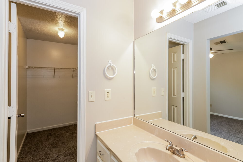 Building Photo - 6883 Lagrange Cir N