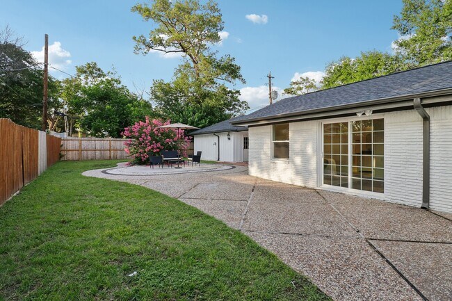 Building Photo - 10328 Shadow Oaks Dr
