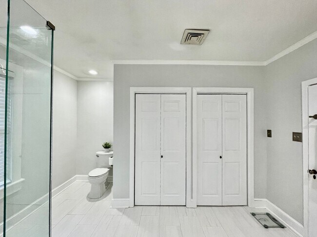 Building Photo - Charming Larchmont 4 Bedroom - 2 Sun Rooms...