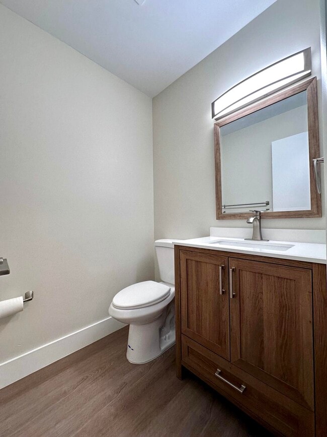 Building Photo - 114 S Lakeside Dr