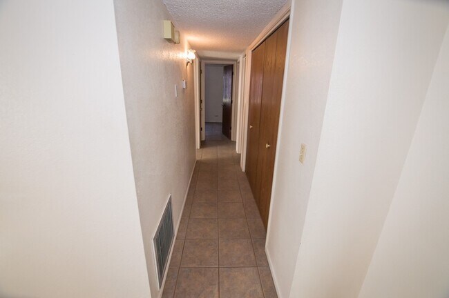 Building Photo - Welcome to this delightful 3-bedroom, 2-ba...