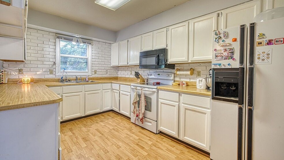 Building Photo - 300 E Laurel St