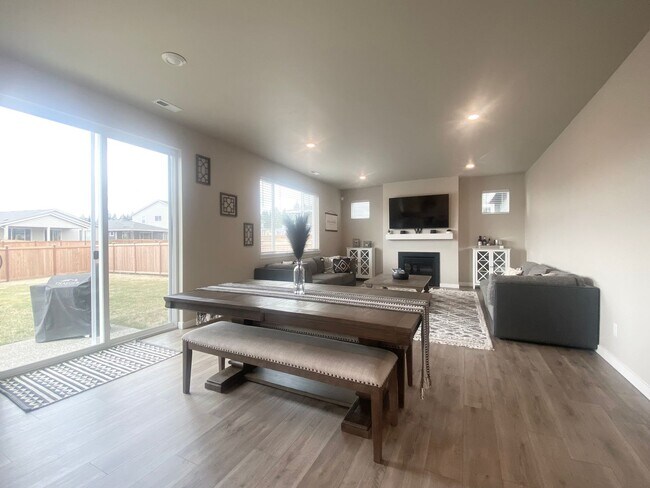 Building Photo - Modern Bonney Lake Home w/ AC  **SHORT TERM LEASE **