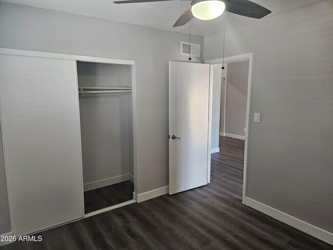 Building Photo - 1325 E Vista Ave