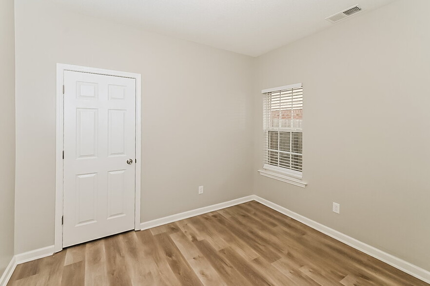 Building Photo - 7077 Queens Crown Ct