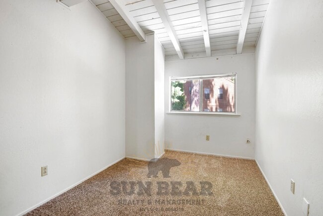 Building Photo - 3 Bedroom with a Yard!