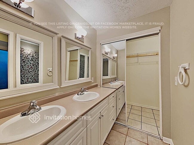Building Photo - 13907 Hayward Pl