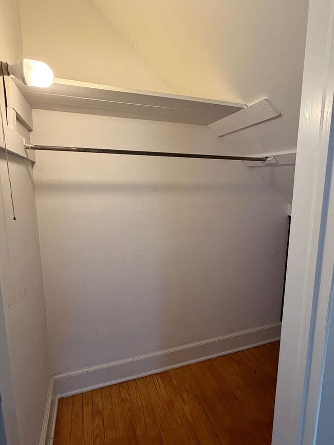 Building Photo - Shorewood Drive