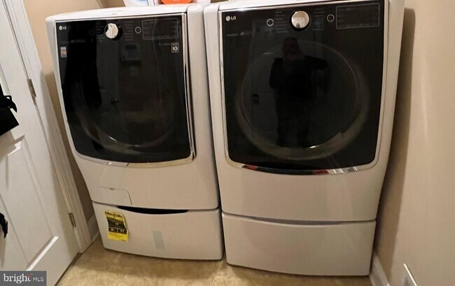 Building Photo - 2303 Dorchester St W