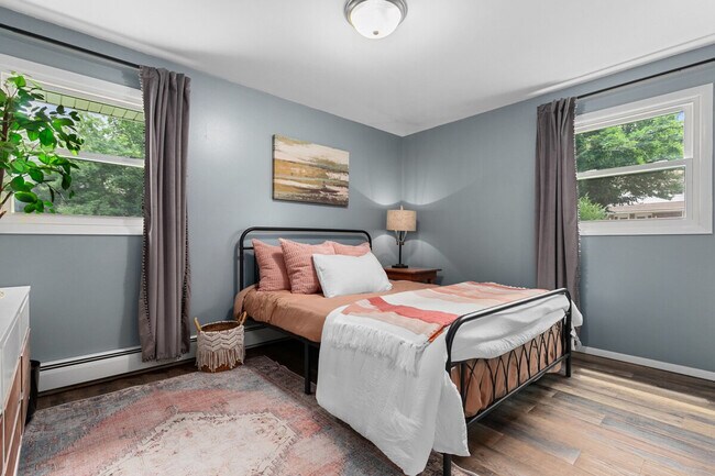 Building Photo - 733 W 4th St