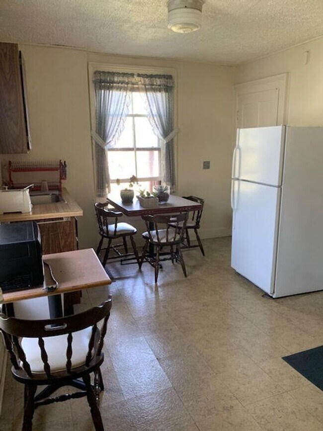 Building Photo - 7 University Pl