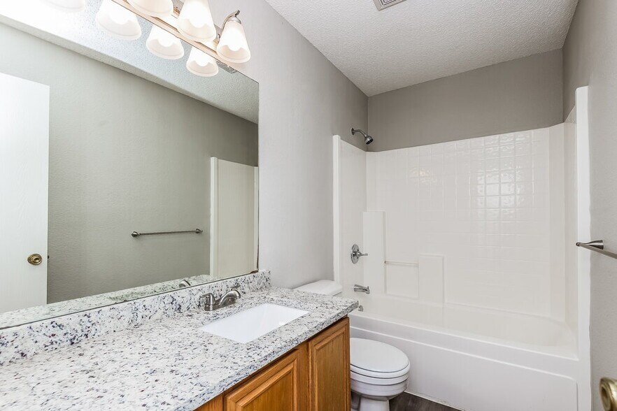 Building Photo - 10501 Shadywood Dr
