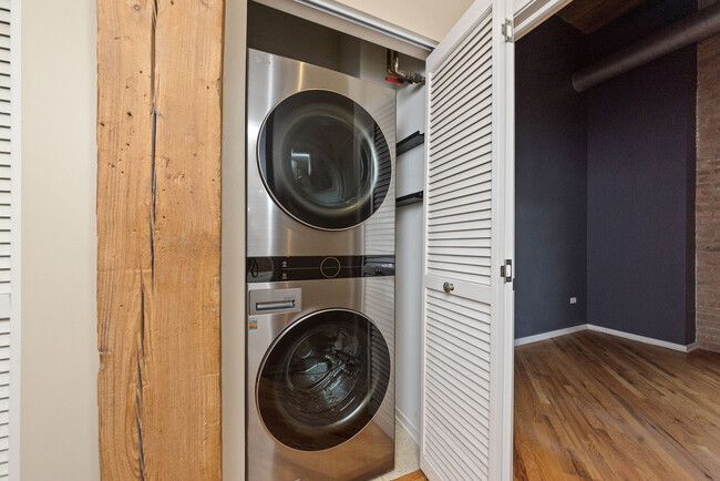 Building Photo - 1040 W Adams St