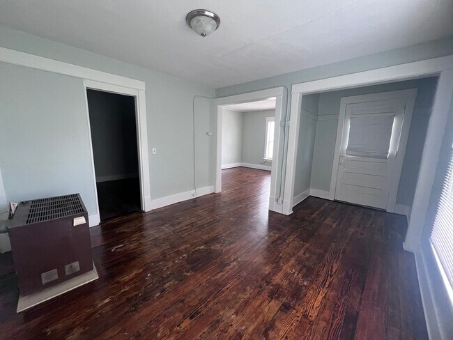 Building Photo - Upper One Bedroom - Close to Downtown Gran...