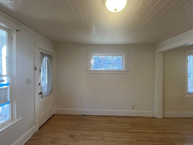 Building Photo - 2 BR/bonus room 1 bath home in West Sevent...