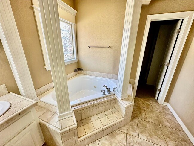 Building Photo - 2591 N Trafalger Dr