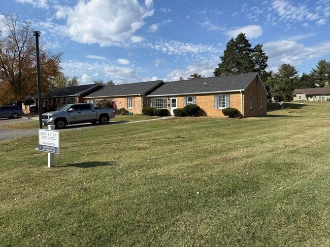 Building Photo - 1101 Lakeview Pl