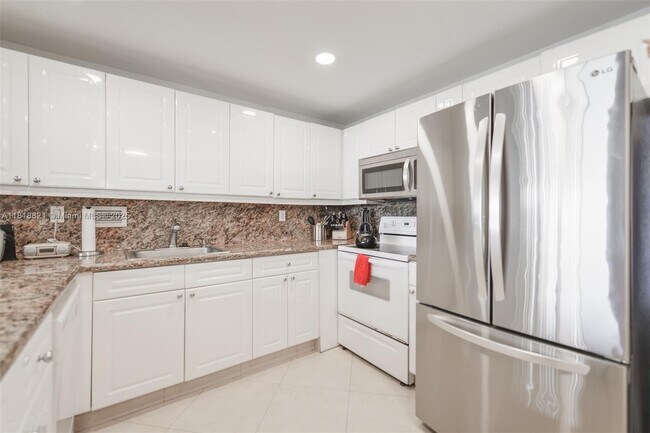 Building Photo - 2301 Collins Ave